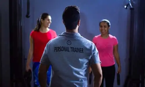 Posterior view of personal trainer - average pay for personal trainer
